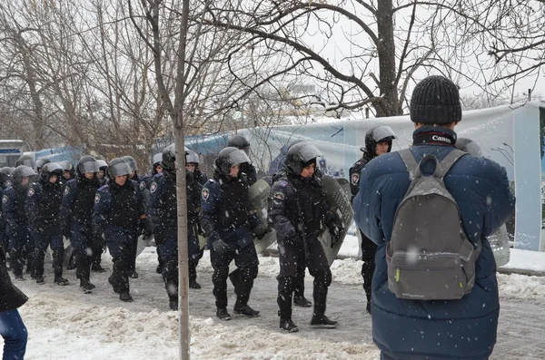 Euromaidan. 11.12.2013. kiev. politie-eenheden. dag na aanval. Pro et contra demonstraties. revolutie in Oekraïne. — Stockfoto
