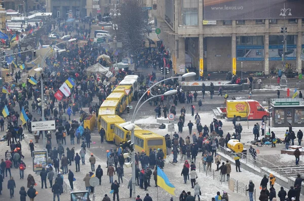 Euromaidan. 11.12.2013. Kiev. Day after attack. Continuous mass protest in the Ukrainian capital. Revolution in Ukraine. — Stock Photo, Image