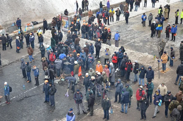 Евромайдан. 11.12.2013. Киев. Полиция. На следующий день после нападения. Pro et contra fructions. Революция на Украине . — стоковое фото