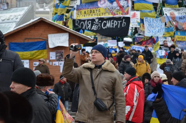 Euromaidan。11.12.2013。 キエフ。警察力。日攻撃の後。プロらコントラ デモンストレーション。ウクライナの革命. — ストック写真
