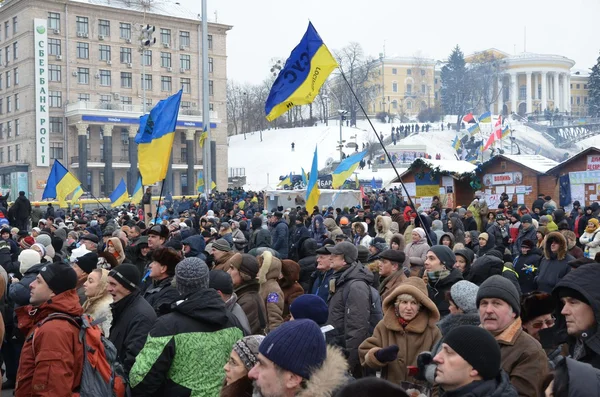 Euromaidan. 11.12.2013. kiev. polisstyrkor. dagen efter attacken. Pro et contra demonstrationer. revolutionen i Ukraina. — Stockfoto