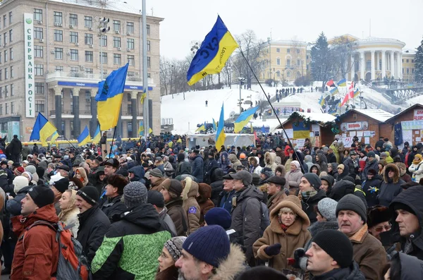 Euromaidan. 11.12.2013. kiev. Polizeikräfte. Tag nach dem Anschlag. Pro und Contra-Demonstrationen. Revolution in der Ukraine. — Stockfoto