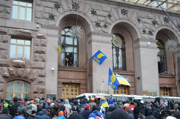 Euromaidan. 11.12.2013. kiev. Polizeikräfte. Tag nach dem Anschlag. Pro und Contra-Demonstrationen. Revolution in der Ukraine. — Stockfoto