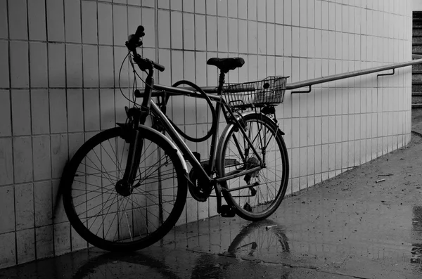 Bicicleta da cidade estacionada no metrô — Fotografia de Stock