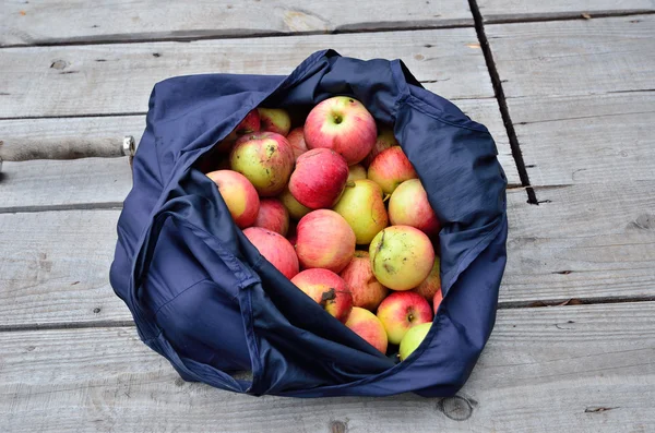 Tüte mit Äpfeln — Stockfoto