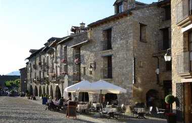 eski İspanyol şehir ainsa meydanda