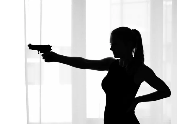 銃を持った少女のシルエット — ストック写真