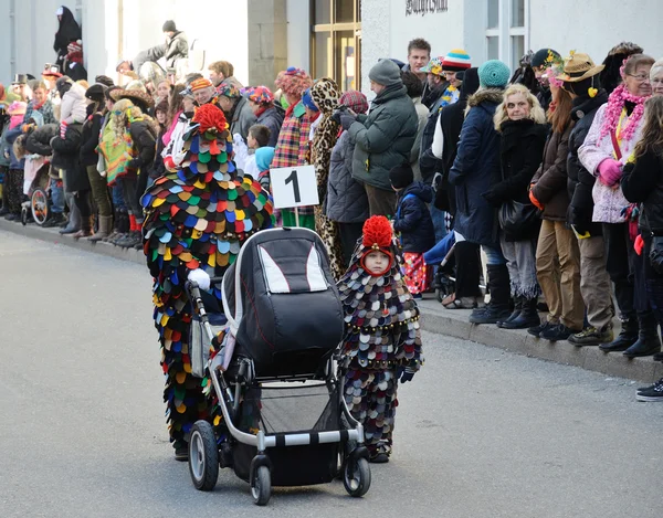 Уличная процессия на немецком карнавале Fastnacht — стоковое фото