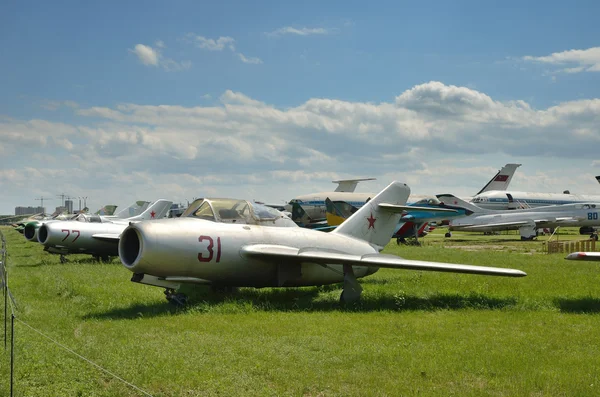 Aviones militares en el aeródromo — Foto de Stock