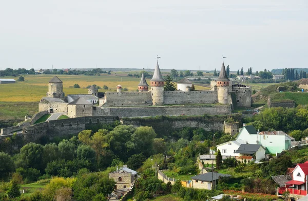 Ciudad ucraniana Kamyanets-Podilsky con una fortaleza medieval — Foto de Stock