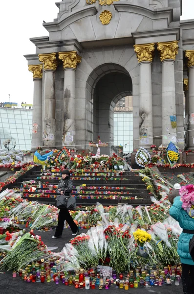 Сумний Майдан заповнені з квітів і свічок — стокове фото