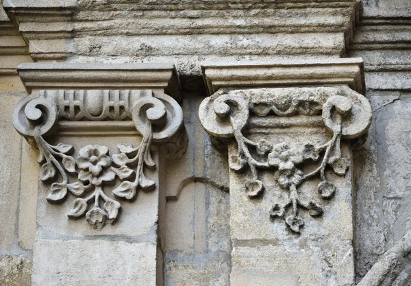 Detalhes arquitetônicos do edifício negligenciado — Fotografia de Stock