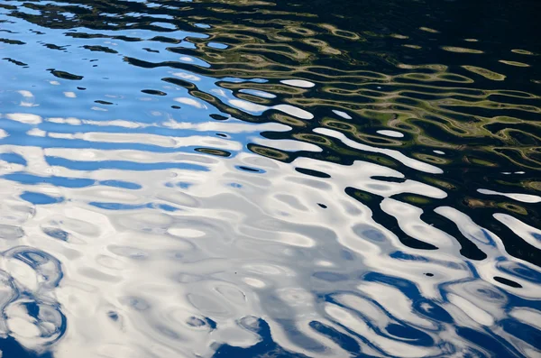 Nuages à la surface de l'eau — Photo