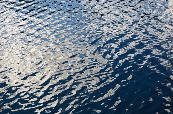 Wolken op het wateroppervlak — Stockfoto