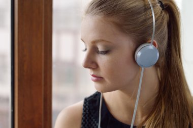 bir kulaklık ile kadın