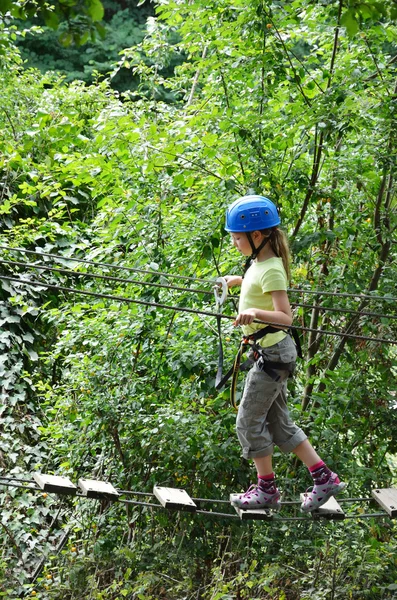 Kind op het hindernissenparcours — Stockfoto