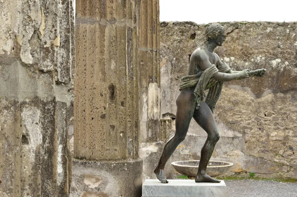 Sculptuur in de ruïnes van de oude opgegraven stad pompeii — Stockfoto