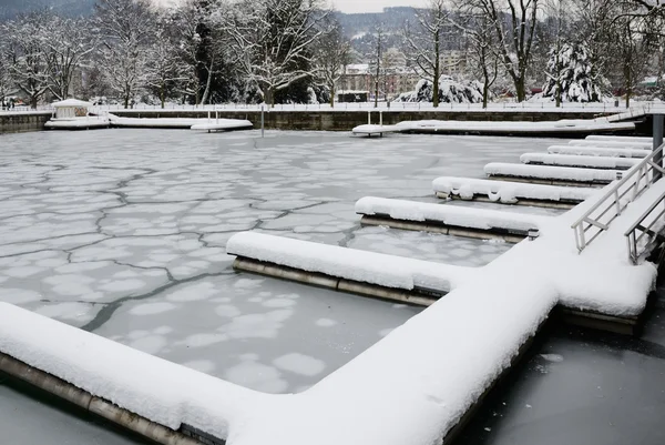 Lago ghiacciato con molo vuoto — Foto Stock