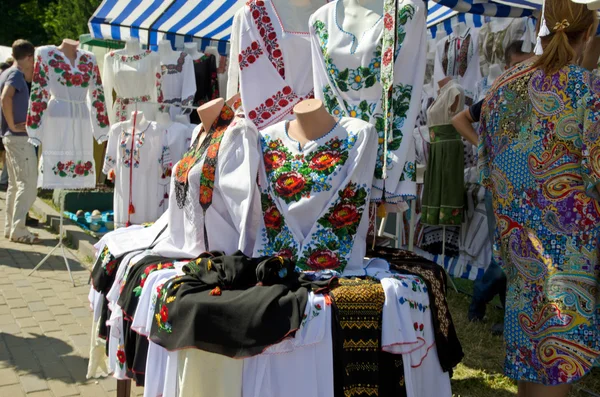 Embroidered blouses at the Ukrainian folk funfair — Stock Photo, Image