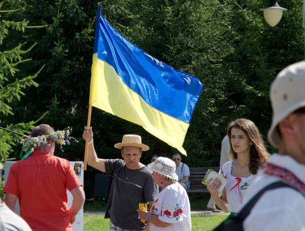 Ukrainska flagga på folkmusik festival — Stockfoto