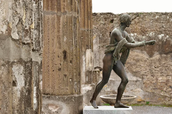 Vykopán sochařství v ruinách starobylého města Pompeje — Stock fotografie