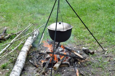 Kamp ateşi üzerinde kazan