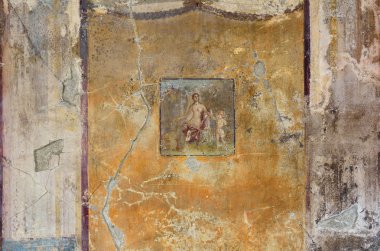 Antik duvar kaybolmamış bir duvar ile