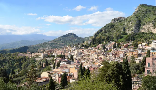 Antigua ciudad Taormina en la costa siciliana — Foto de Stock