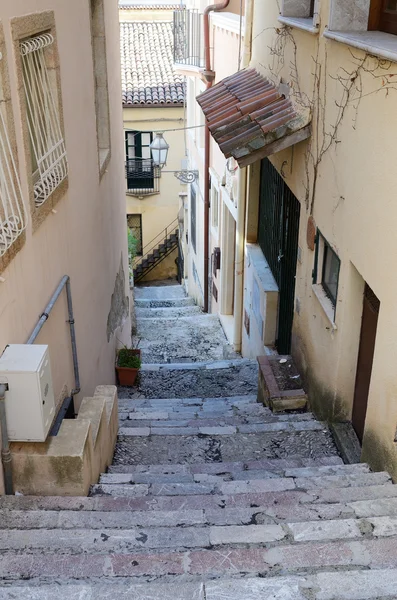 Steep narrow street of the Sicilian town — Stock Photo, Image