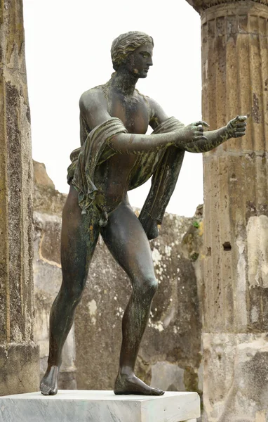 Sculptuur in de ruïnes van de oude opgegraven stad pompeii — Stockfoto