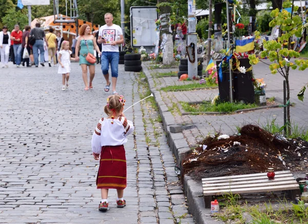 Ukrainian child in the revolutionary street — Stock Photo, Image