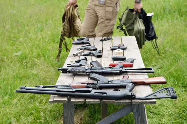 テーブルの上銃 — ストック写真