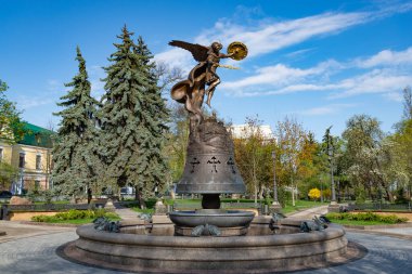 Fountain Archangel Michael - Mykhailivsky Katedrali yakınlarındaki Kiev Muhafızı, Volodymyrska Tepesi, Ukrayna 