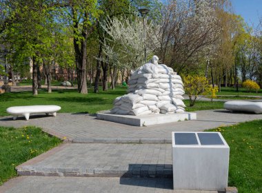 Dante Alighieri Anıtı savaş sırasında Kyiv Volodymyrska Tepesi 'nde Rus füzesinden kum torbalarıyla korunuyordu.