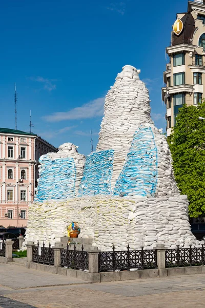 位于基辅Mykhailivska广场的奥尔加公主纪念碑上布满了战争期间涂有蓝色和黄色护盾的沙袋 — 图库照片