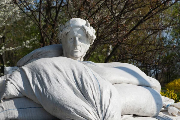 Monumento Dante Alighieri Protegido Por Sacos Areia Míssil Russo Durante — Fotografia de Stock