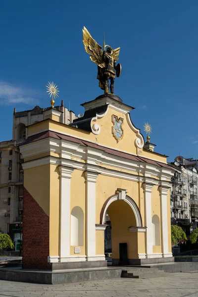 带有大天使迈克尔纪念碑的Lyadsky门 — 图库照片