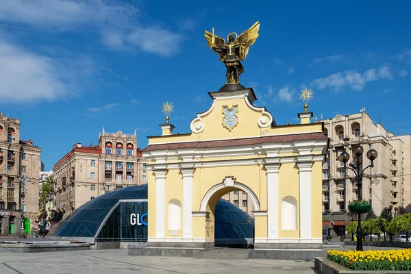 Puerta Lyadsky Con Monumento Arcángel Miguel Primavera —  Fotos de Stock