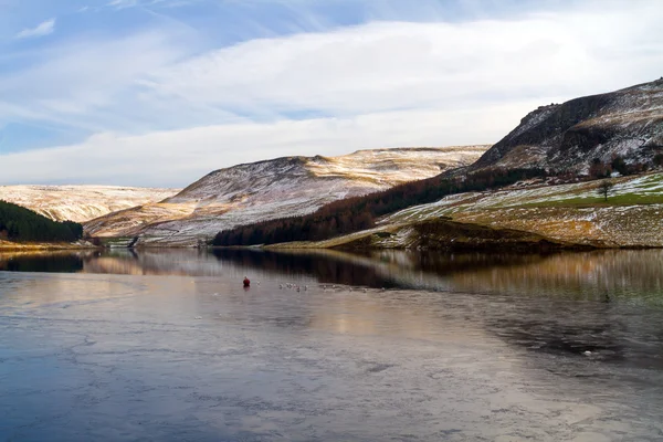 Cruzando el hielo hasta las colinas en el embalse de piedra de la paloma —  Fotos de Stock