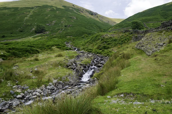 Petite cascade en bas de la montagne — Photo