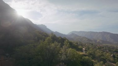 Tayvan 'ın Taipei şehrindeki sıradağların hava manzarası. Başla. Kayaların ve bulutlu gökyüzünün yeşil yamaçlarında uçmak, doğanın güzelliği..
