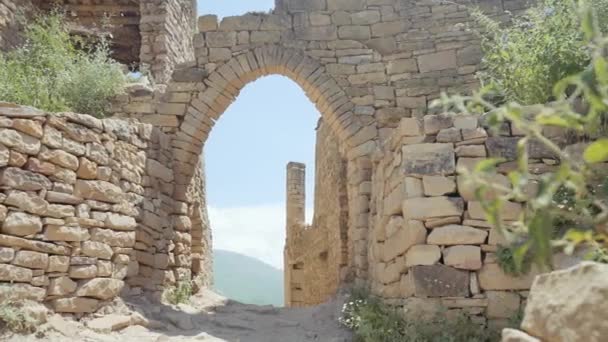 Vista aérea de las antiguas ruinas de la ciudad de piedra. Acción. Parque arqueológico con viejos edificios hermosos en un día soleado, concepto de historia. — Vídeos de Stock