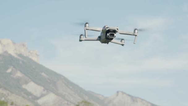 Et fly som flyr over grønne fjell på bakgrunn av tåke om morgenen. Handling. Dronevideo av naturlandskap. – stockvideo