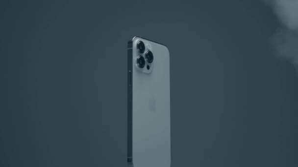 RUSIA, MOSCÚ - 27 DE SEPTIEMBRE DE 2021: Diseño de un nuevo teléfono sobre fondo aislado para publicidad. Acción. Nuevo modelo de iPhone 13 Pro de Apple. Diseño elegante de nuevo iPhone con una niebla espectacular — Vídeos de Stock