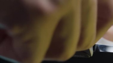 Erkek elinin akıllı telefon cihazındaki taşınabilir el fenerini çevirmesini kapat. Başla. Leylak duvar arka planında izole edilmiş bir el feneri ile fotoğraf ya da video çekimi.