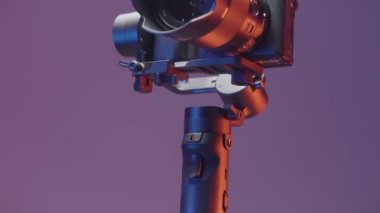 Moskova - Rusya, 09.25.2021: profesyonel kamera sabit konumda. Başla. Otomatik kontrol moduna sahip elektrikli sabitleyici üzerine profesyonel kamera.
