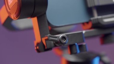 Taşınabilir video kamera ya da akıllı telefon elektronik stabilizasyon sistemi detayları. Başla. Mor arka planda izole edilmiş profesyonel çekim ekipmanlarının aşırı yakınlaşması.
