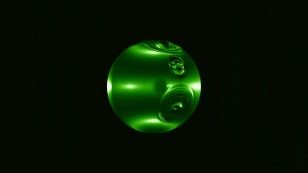 Círculo de agua con gotas burbujeantes. Diseño. Bola de color gira y hierve sobre fondo negro. Bola 3D de líquido con vibraciones y gotas burbujeantes — Vídeo de stock