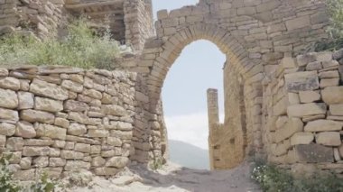 Taş şehrin antik kalıntılarının havadan görünüşü. Başla. Güneşli bir günde eski güzel binalarla dolu arkeoloji parkı, tarih kavramı..