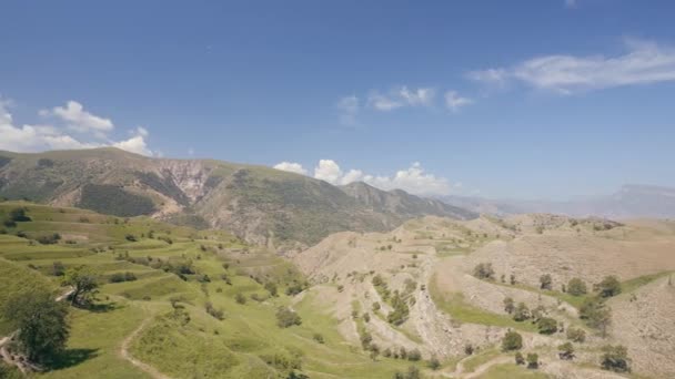 Вид з повітря на дивовижний пейзаж з красивою долиною в сонячний день. Дія. Літаючи над літніми горами на синьому хмарному фоні неба . — стокове відео